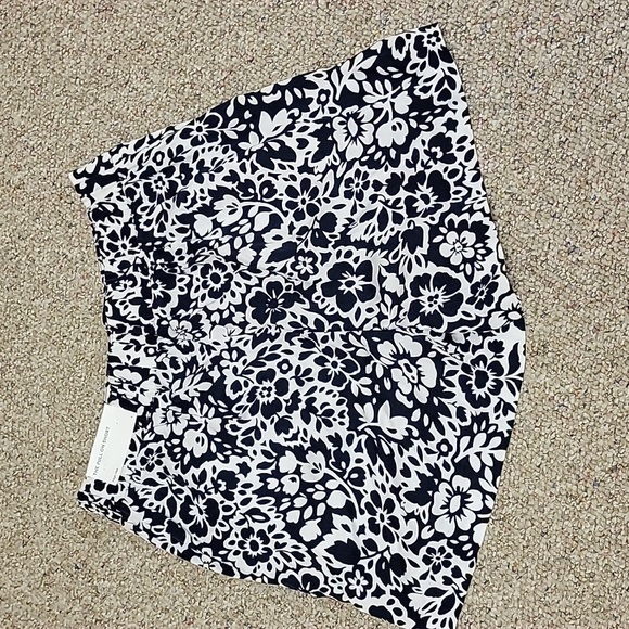 Ann Taylor Factory Floral Navy and White Women's Shorts Pull On Sz 6 - Picture 3 of 6